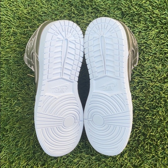 Air Jordan 1 Mid SE - Picture 5 of 5